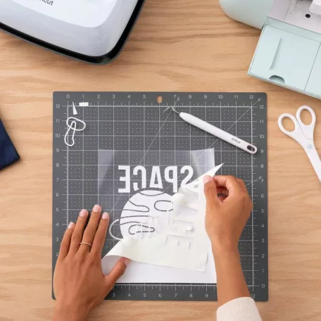 Cricut Vasalható fólia - Sötétben világító 30 cm x60 cm - Glow in the Dark - Iron-On (1 ív)