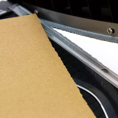 Tépett szélű lapok készítéséhez! Karos vágógép / Vágóasztal 8.5" (22 cm), Craft Guillotine / Tim Holtz Deckle Torn Edge Trimmer (1 db)