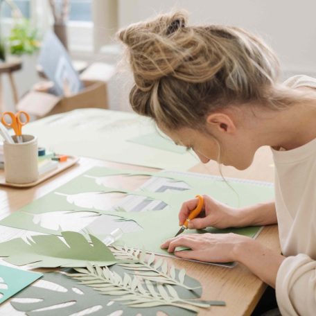 Fiskars Faragó kés, hegyes végű, Art Knife FingerTip (1 db)