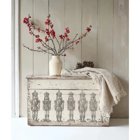 IOD SUGAR PLUM – New Winter 2025 Dekor bélyegző 12"X12" (30x30 cm) IOD Decor Stamp (1 ív)