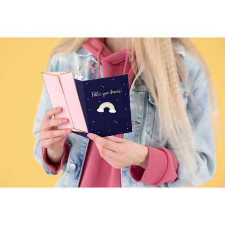 Üdvözlőlap Szivárvány kitűzővel