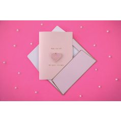 Üdvözlőlap „Mom” kitűzővel