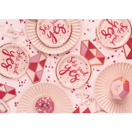 Papírtányérok – Gyémántgyűrű formájú „She said yes” felirattal (6 db)