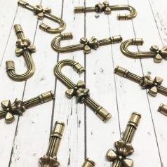   Fém díszítőelem MF134, Candy cane 2.2 STE / MitForm Metal Trinkets (1 db)