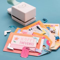   Fotósarok lyukasztó (2.54 cm), Photo Corner Punch / WRMK Punch Board (1 db)