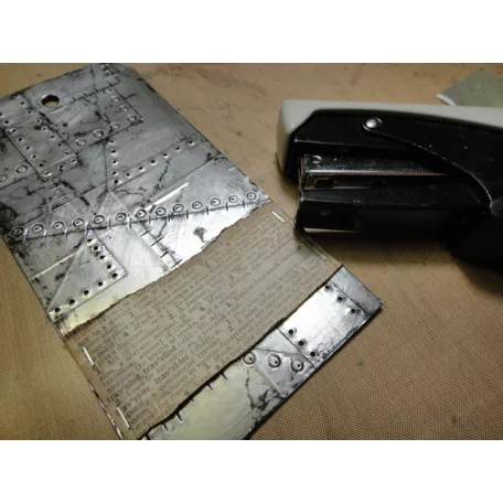 Tim Holtz Idea-ology Tűzőgép Tiny Attacher (1 csomag)